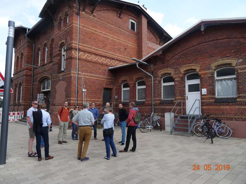 IfR-Regionalgruppe vor dem Stadtbahnhof Gifhorn