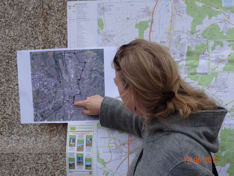 Doris Gstach erlutert die IfR-Radtour